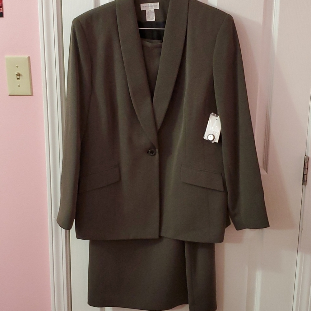 Skirt suit